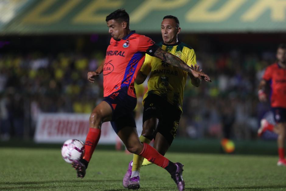 Darwin Torres ante V&iacute;ctor &Aacute;valos en el juego de ida. (Foto: Nuestro Diario)