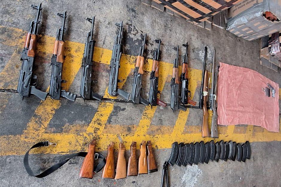Agentes policiales localizaron el armamento. (Foto: PNC)