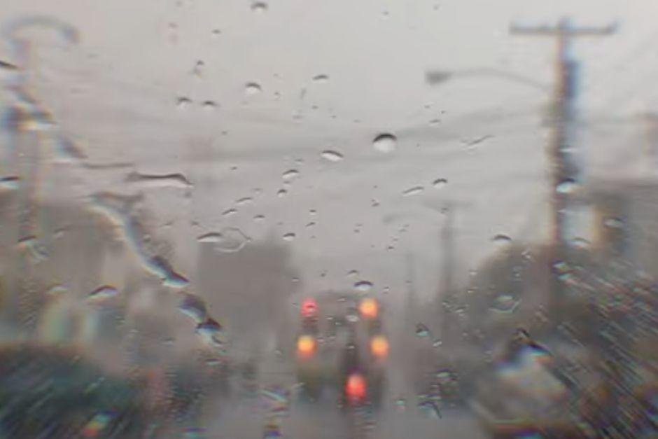 Conductores reportan ca&iacute;da de granizo en la ciudad. (Foto: captura de video)