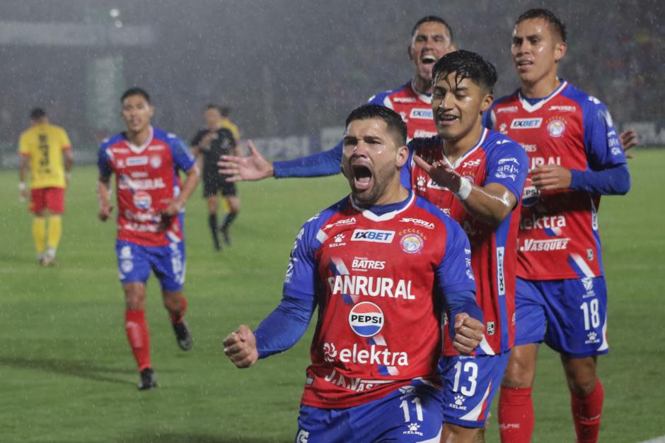 Steven C&aacute;rdenas abri&oacute; el marcador en el Mario Camposeco. (Foto: Nuestro Diario)
