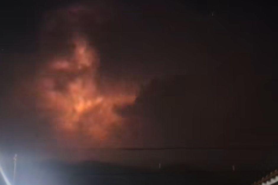 El cielo rojizo sorprendi&oacute; a los vecinos.&nbsp;(Foto: captura de video)