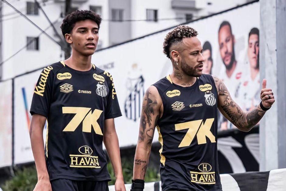 Robinho Jr (izquierda) asegura que Neymar le peg&oacute; una patada violenta y una cachetada en la cara durante el entreno. (Foto: Santos)