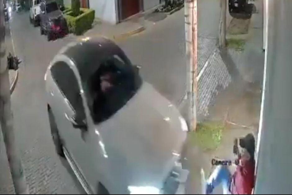 El hombre qued&oacute; hospitalizado tras ser atropellado por una camioneta. (Foto: Captura de video)
