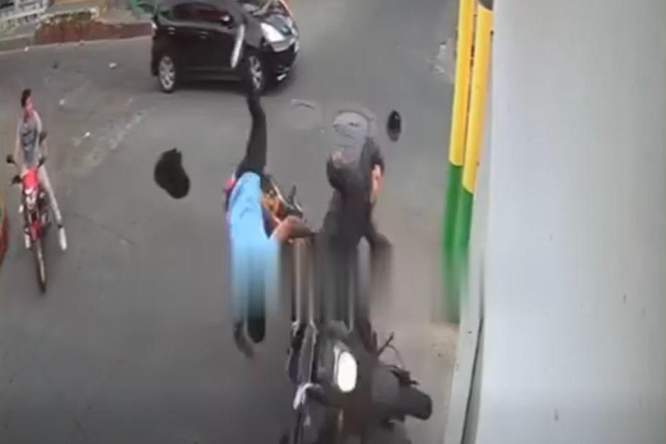 Uno de los conductores involucrados sali&oacute; por los aires. (Foto: Captura de video)