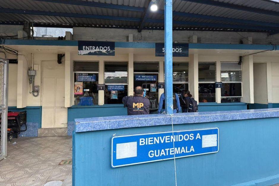 Cuatro delegados de Migraci&oacute;n fueron capturados en un operativo "Gota a Gota". (Foto: MP)