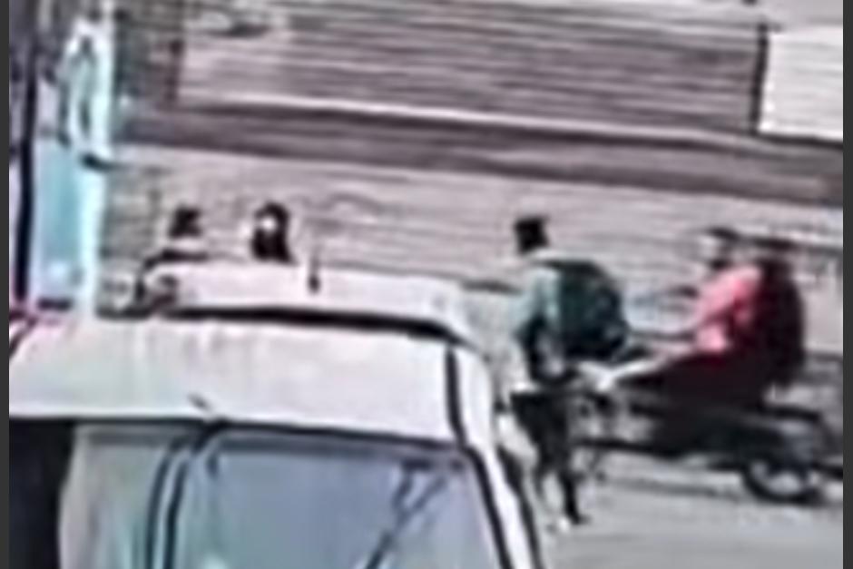 Los delincuentes se movilizaban en una motocicleta. (Foto: captura de video)