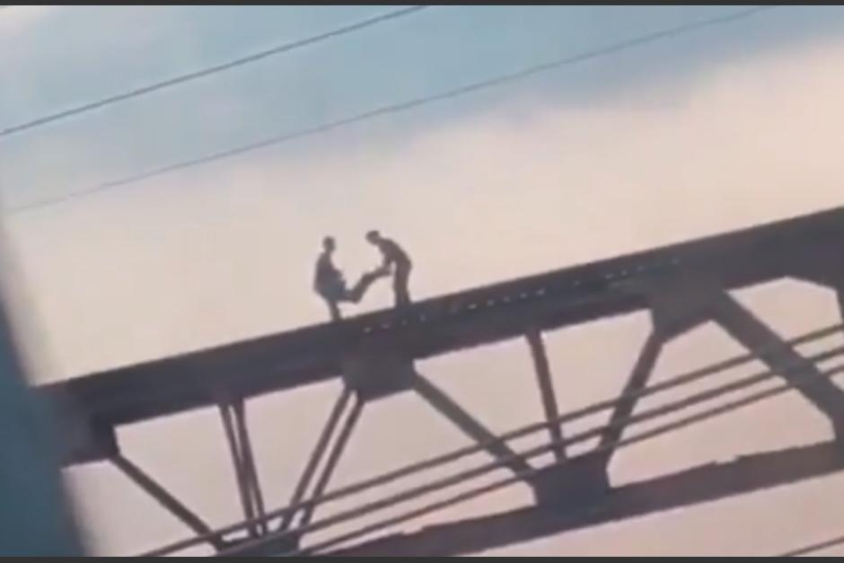 Al parecer, los tres j&oacute;venes "jugaban" sobre el puente. (Foto: captura de video)