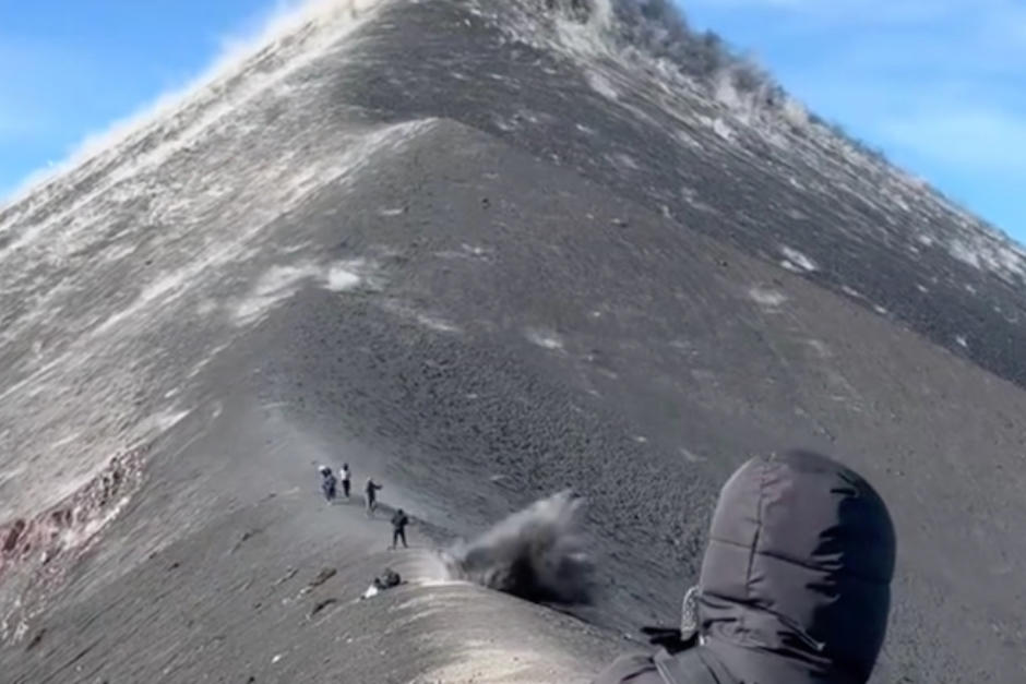 El volc&aacute;n de Fuego expuls&oacute; una enorme roca. (Foto: Robertico Vlogs)