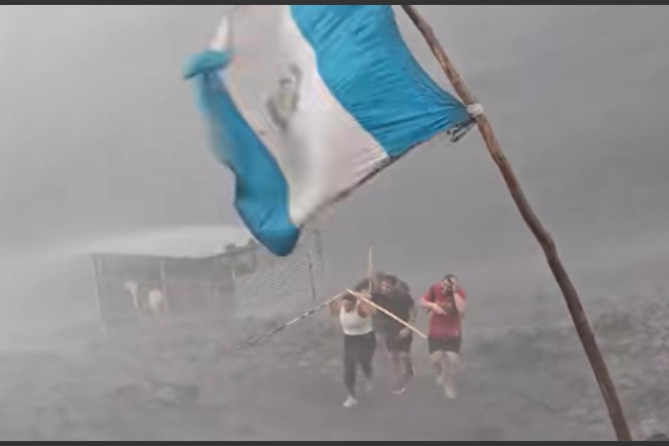 Varios turistas huyeron de la lluvia y el granizo. (Foto: captura de video)