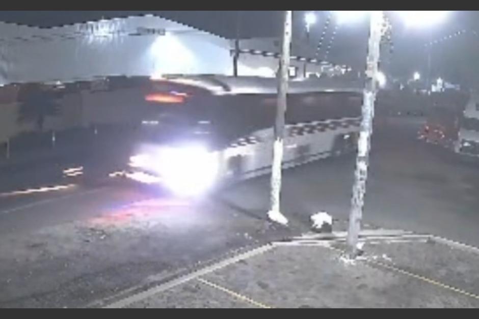 El acompa&ntilde;ante del motorista qued&oacute; gravemente herido. (Foto: captura de video)
