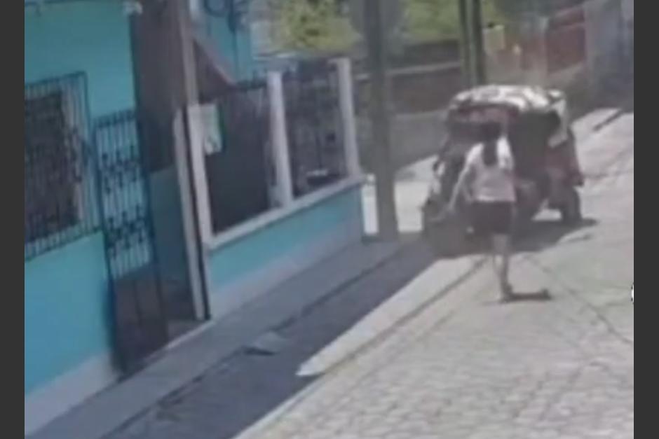 Los conductores salieron expulsados de los veh&iacute;culos involucrados tras el fuerte choque. (Foto: Captura de video)