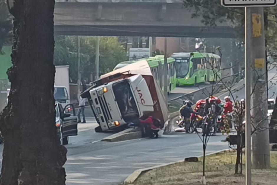Tras algunos momentos de complicaciones vehiculares, lograron remover el cami&oacute;n. (Foto: Alexis Batres/Soy502)