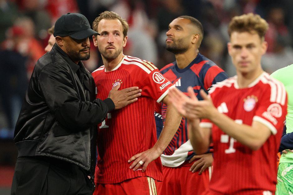 Kompany tuvo que consolar a sus jugadore luego de quedarse en la orilla de la eliminatoria. (Foto: AFP)