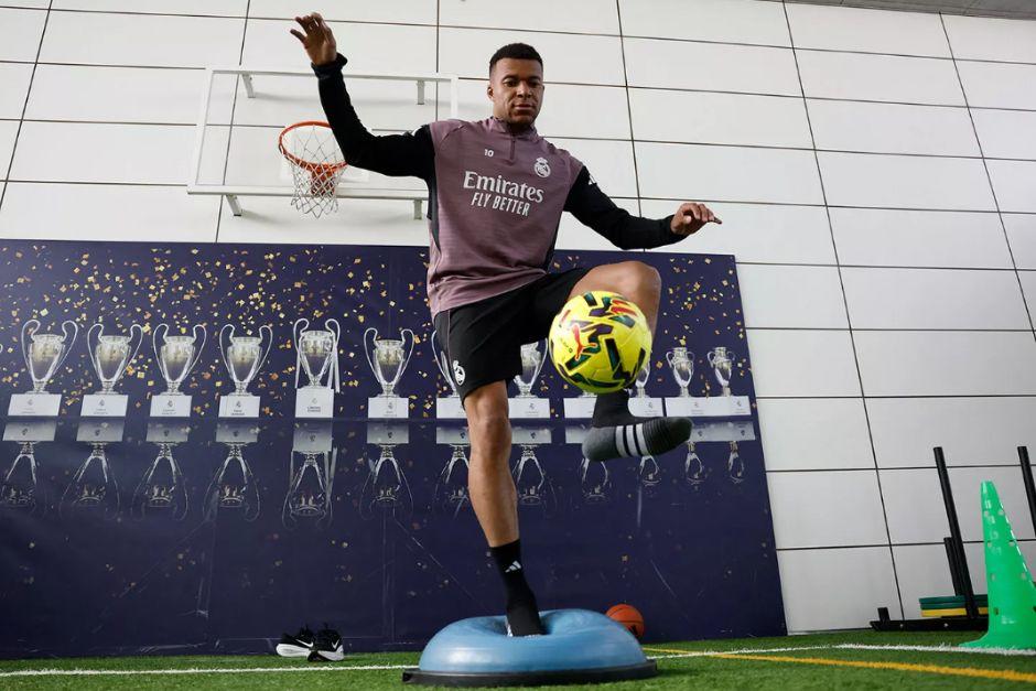 El delantero franc&eacute;s hizo trabajo&nbsp;espec&iacute;fico en el gimnasio del club y espera estar listo para el domingo. (Foto: Real Madrid)