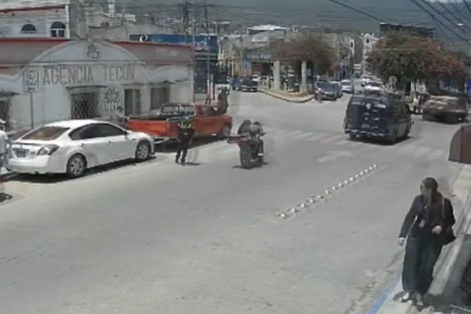 La agente de la PMT de Salam&aacute; fue atacada a disparos. (Foto: Captura de video)