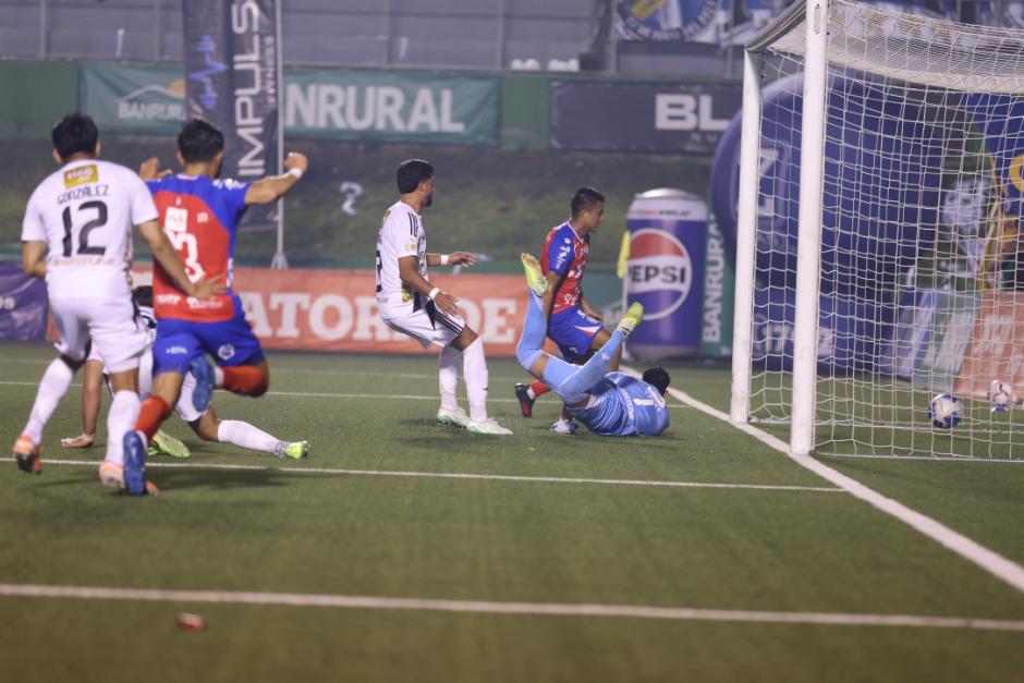 El autogol de Jos&eacute; Carlos Pinto. (Foto: Juan Manuel Mijangos / Nuestro Diario)