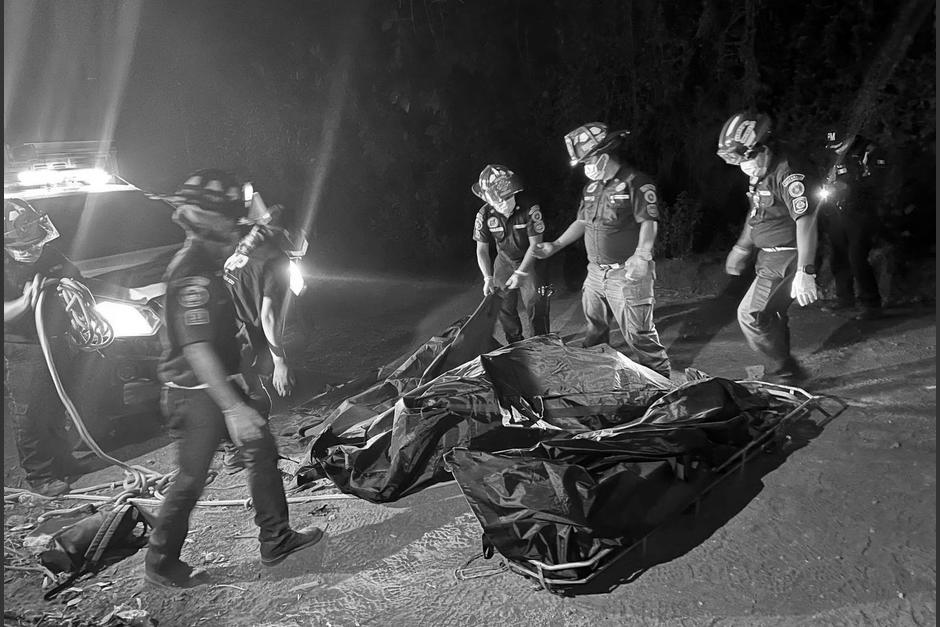 Dos de los cuerpos estaban en una hondonada a la orilla del camino de tierra. (Foto: Bomberos Voluntarios)