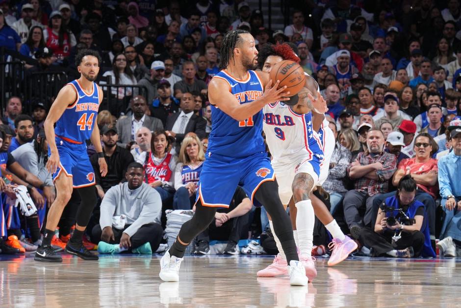 Jalen Brunson encest&oacute; 33 puntos en la victoria de los Knicks ante los Sixers, en Philadelphia. (Foto: AFP)