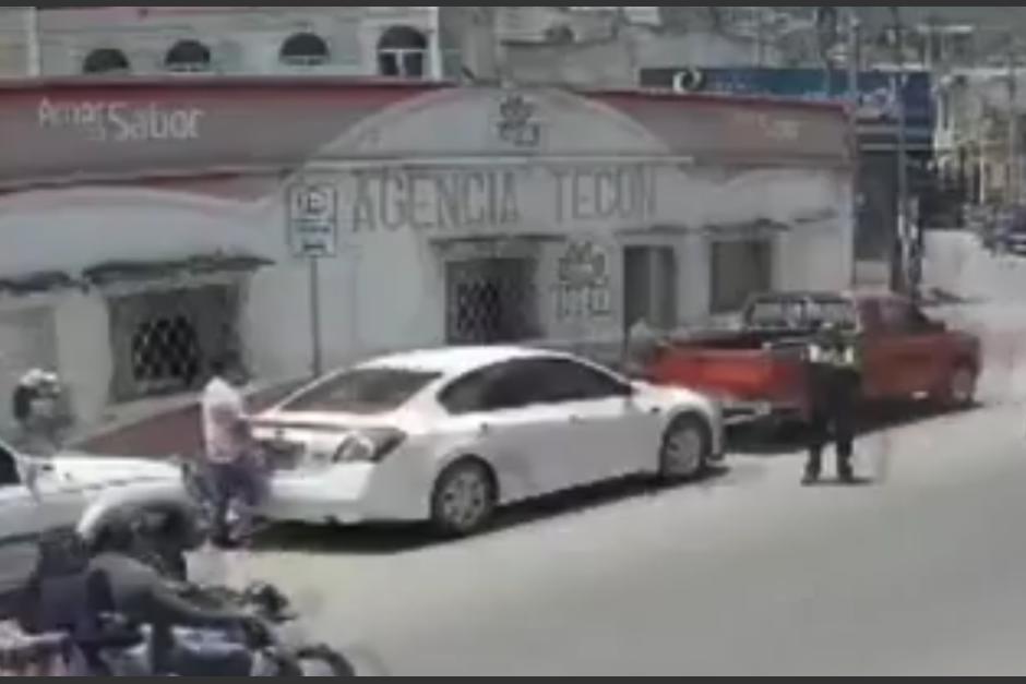 Uno de los supuestos involucrados escap&oacute; a pie. (Foto: captura de video)