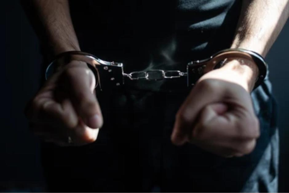 El hombre termin&oacute; sometido por los agentes policiales. (Foto: PNC)