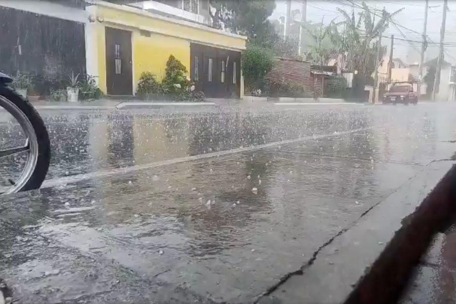Las calles acumularon granizo que cay&oacute; acompa&ntilde;ado de la lluvia. (Foto: Captura de video)