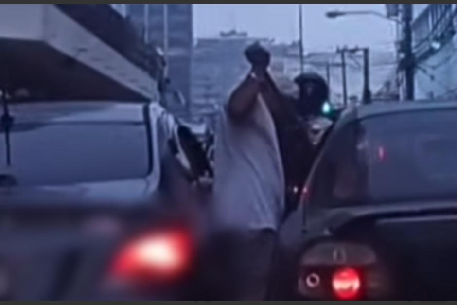 La agresi&oacute;n fue grabada por el conductor de atr&aacute;s. (Foto: captura de video)