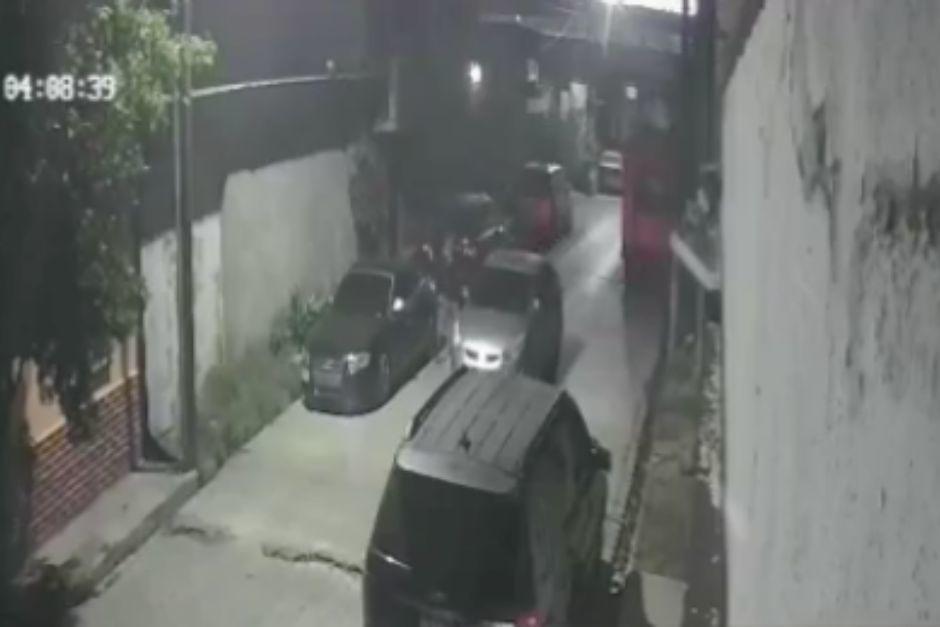 Los delincuentes robaron el veh&iacute;culo estacionado este viernes. (Foto: Captura de video)