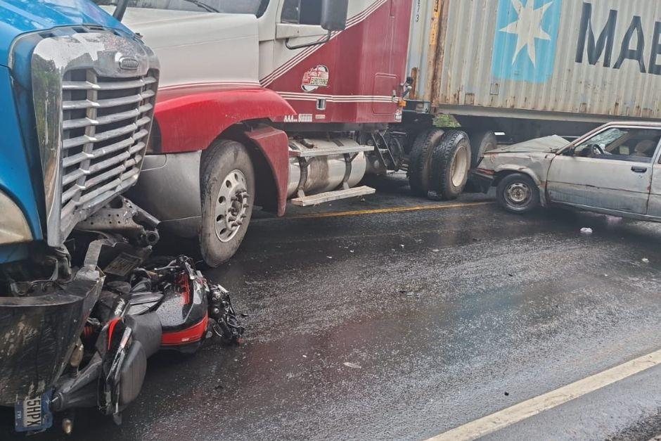 Los veh&iacute;culos obstaculizan el paso de ambos carriles. (Foto: PMT, Villa Nueva)