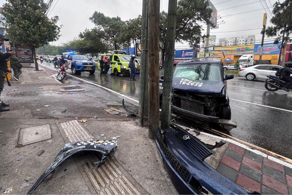 El conductor choc&oacute; contra un poste luego de derrapar. (Foto: Bomberos Municipales)
