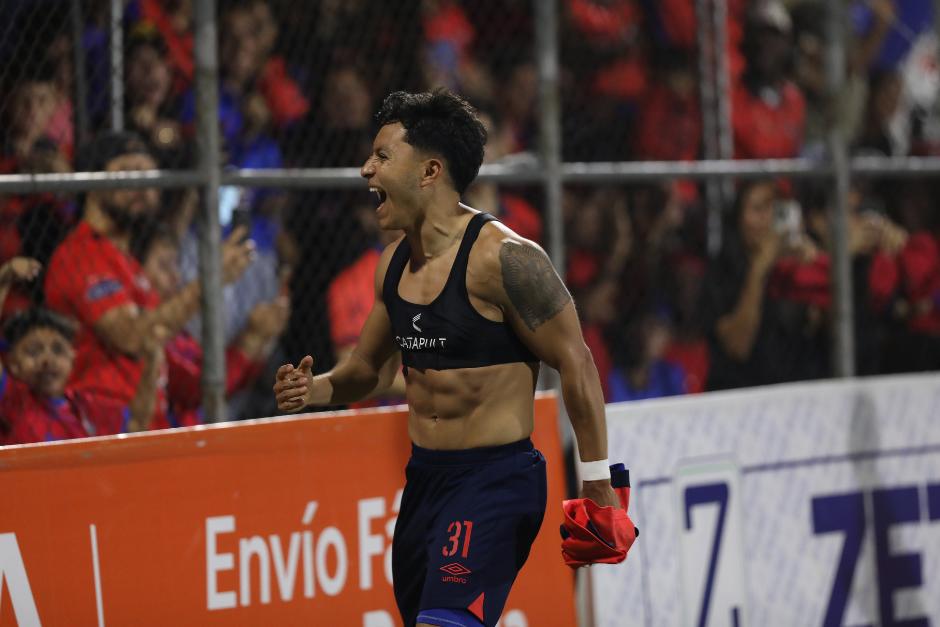 C&eacute;sar Calder&oacute;n fue uno de los anotadores de la noche. (Foto: Juan Manuel Mijangos / Nuestro Diario)