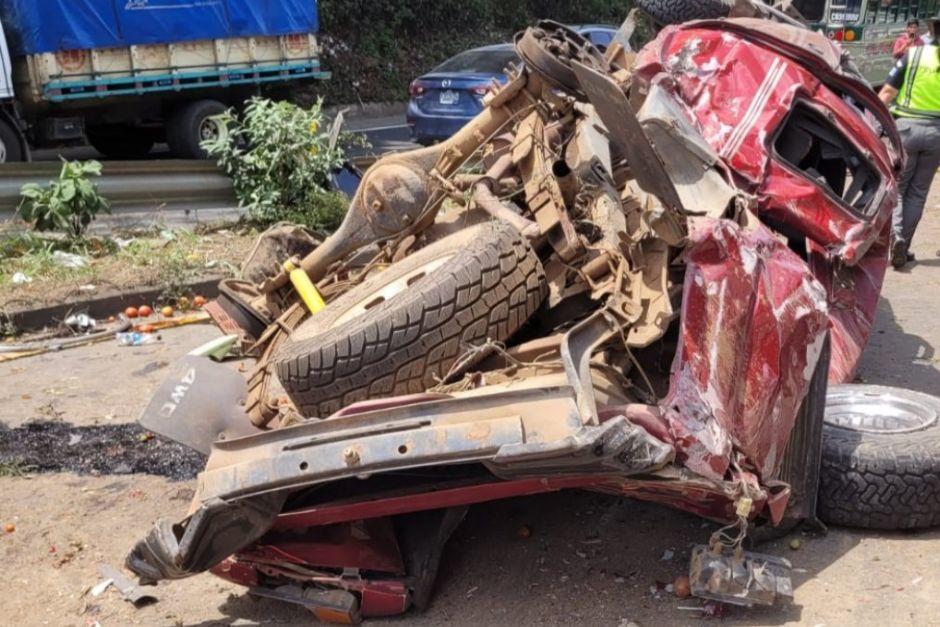 El veh&iacute;culo qued&oacute; completamente destrozado tras el impacto.&nbsp;(Foto: Bomberos Municipales Departamentales)