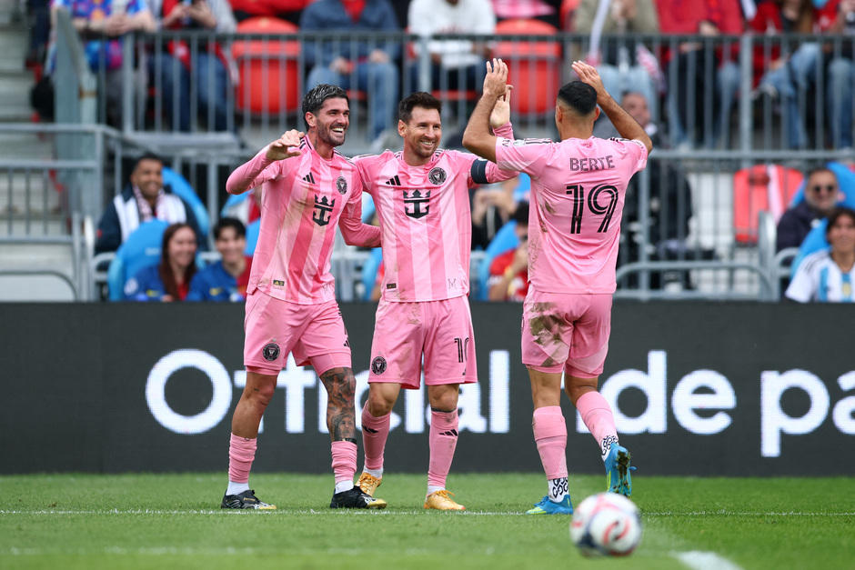 Messi festej&oacute; junto a De Paul y Berterame el cuarto gol del encuentro. (Foto: AFP)&nbsp;