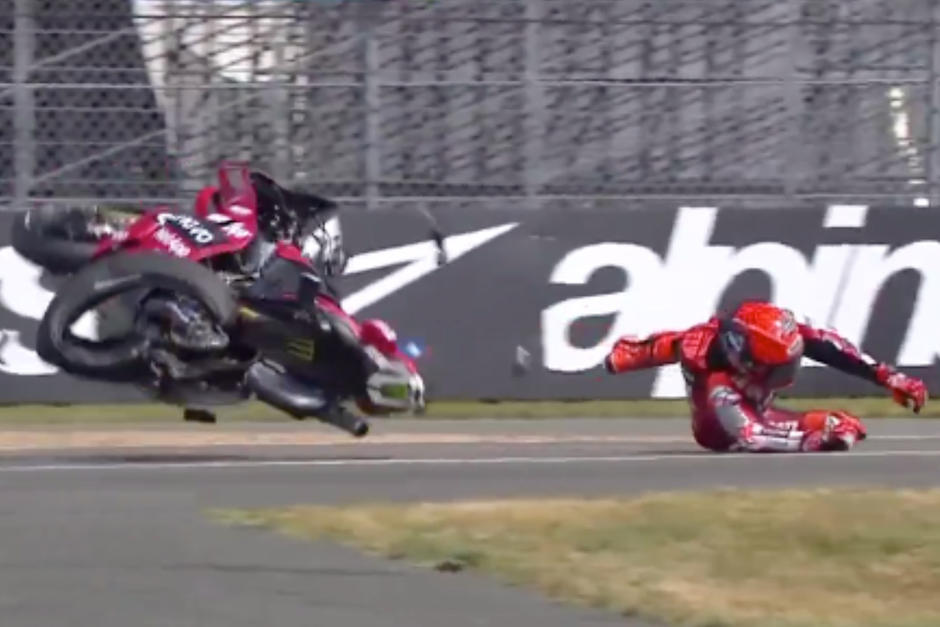 Marc Márquez sali&oacute; disparado de su moto en el Sprint del French Grand Prix. (Foto: Captura de pantalla)