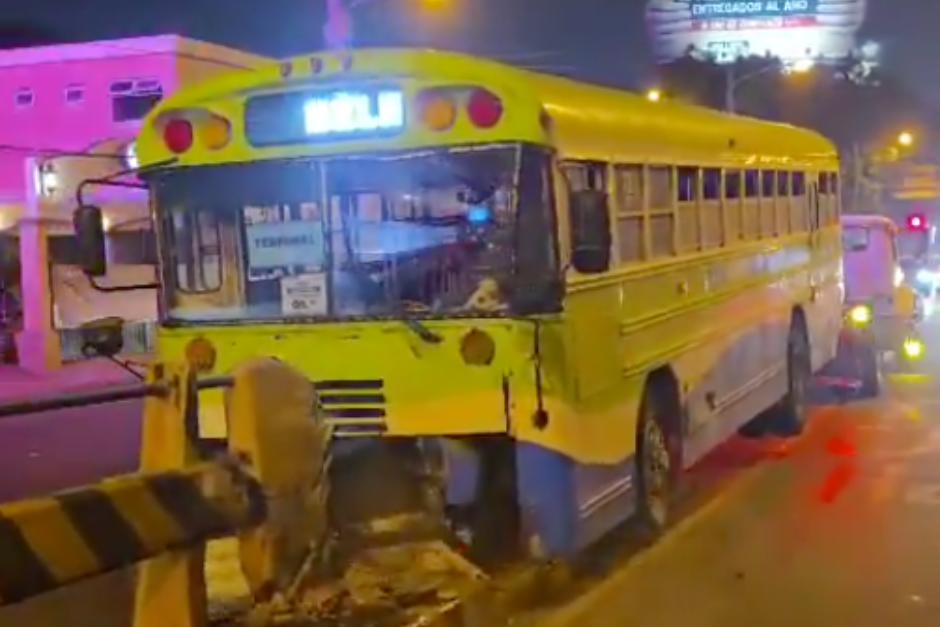 El transporte fue retirado con ayuda de una gr&uacute;a. (Foto: Captura de video)