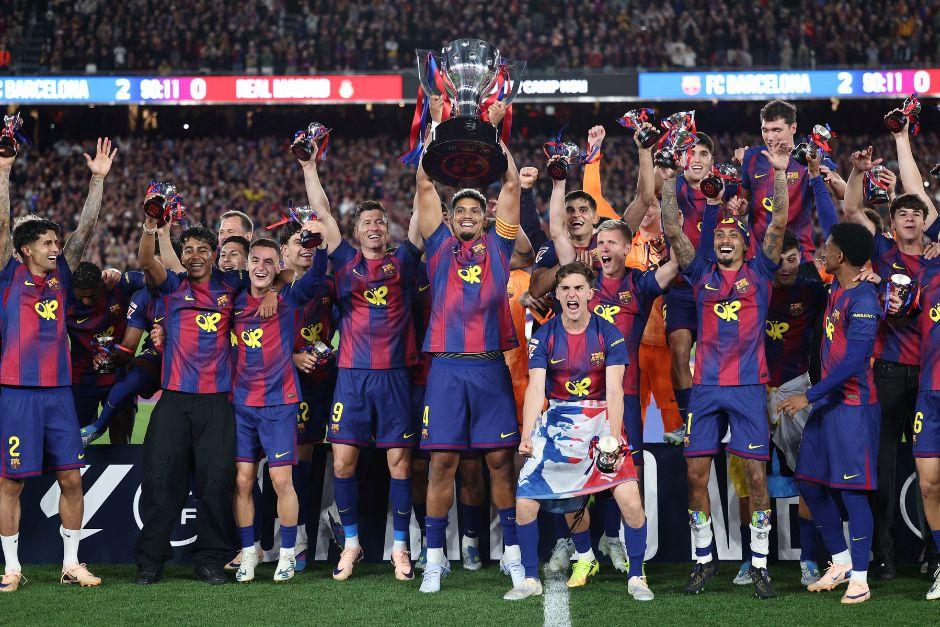 El capit&aacute;n Ronald Ara&uacute;jo fue el encargado de levantar el trofeo de campe&oacute;n de Liga 2025-2026 en el Camp Nou. (Foto: AFP)