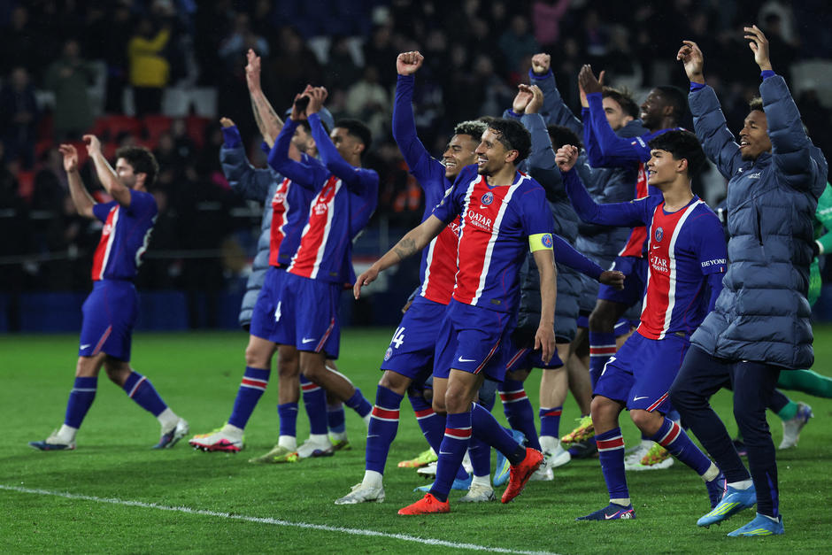 Los jugadores del PSG celebran una victoria que dej&oacute; al club a un paso de conquistar su decimocuarta Ligue 1. (Foto: AFP)&nbsp;