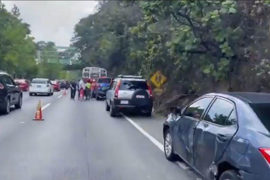 Un carril se encuentra parcialmente obstruido por veh&iacute;culos.&nbsp;(Foto: captura de video)