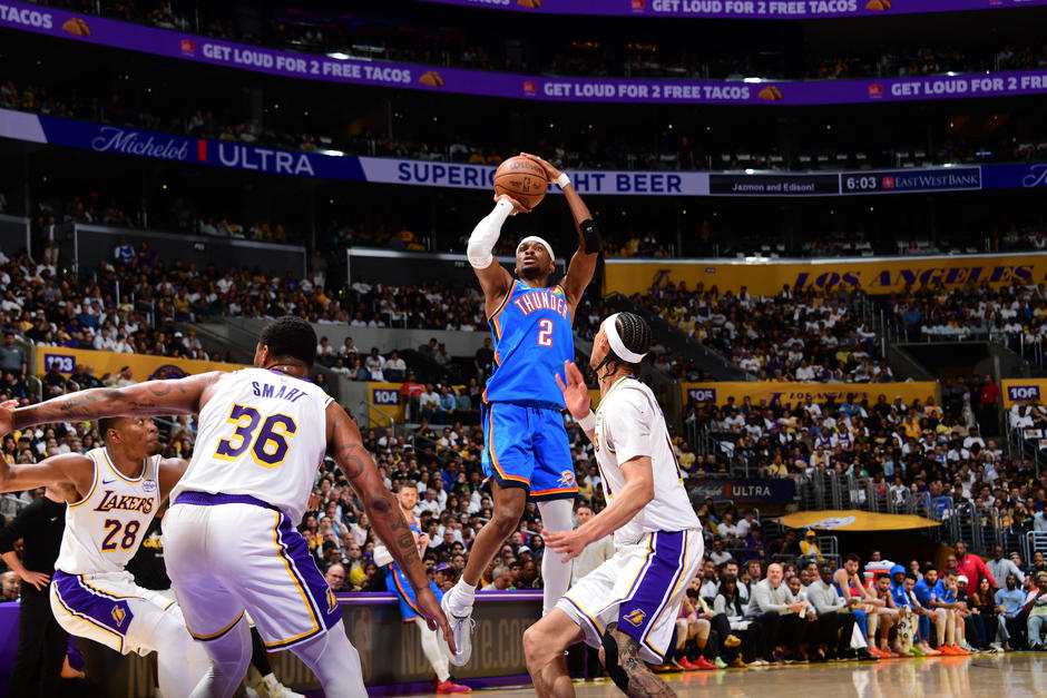 Oklahoma City silenci&oacute; el Crypto.com Arena y puso contra las cuerdas a los Lakers en la serie. (Foto: AFP)&nbsp;