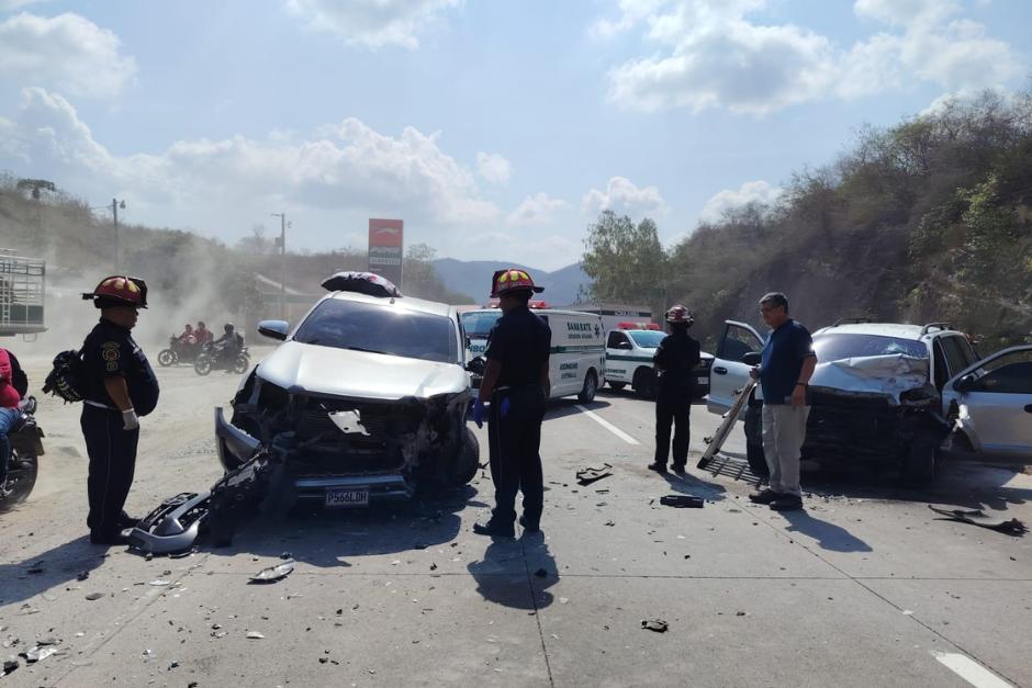 La colisi&oacute;n de dos veh&iacute;culos tipo camioneta dej&oacute; la v&iacute;a temporalmente cerrada. (Foto: ASONBOMD)