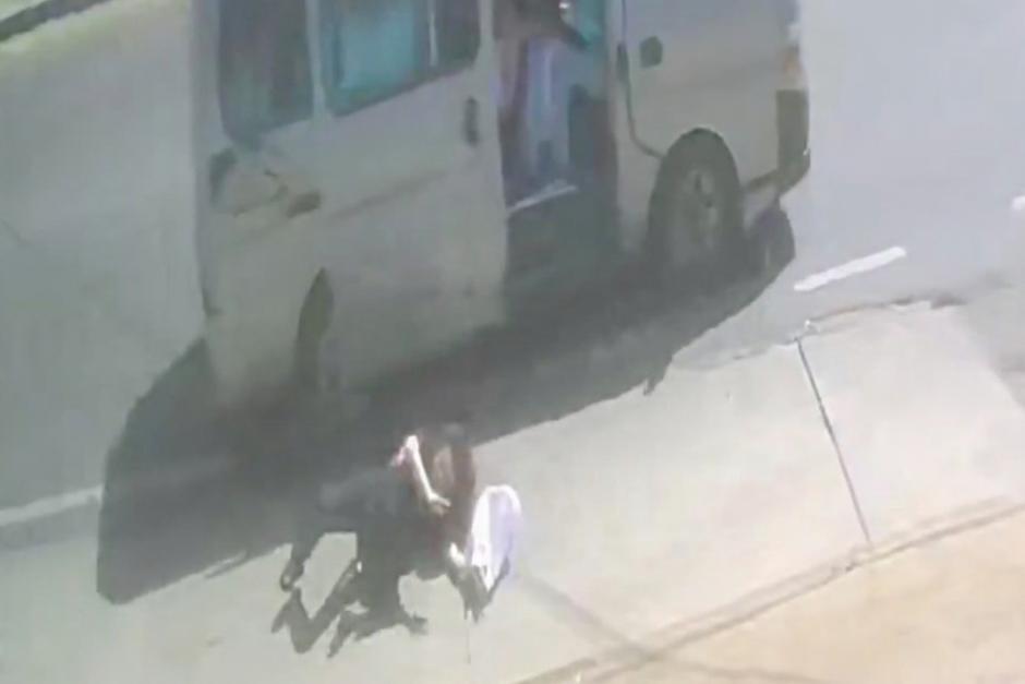 La mujer qued&oacute; tendida en la cinta asf&aacute;ltica tras el percance. (Foto: Captura de video)