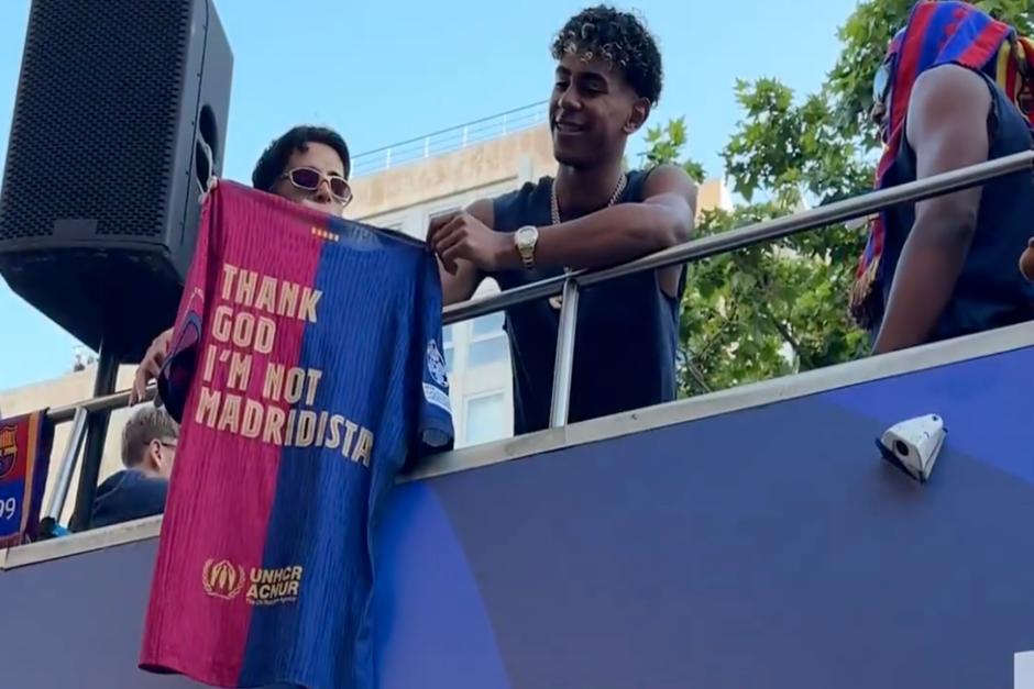 El joven futbolista azulgrana fue uno de los m&aacute;s ovacionados en la celebraci&oacute;n por las calles de Barcelona. (Foto: DAZN)&nbsp;