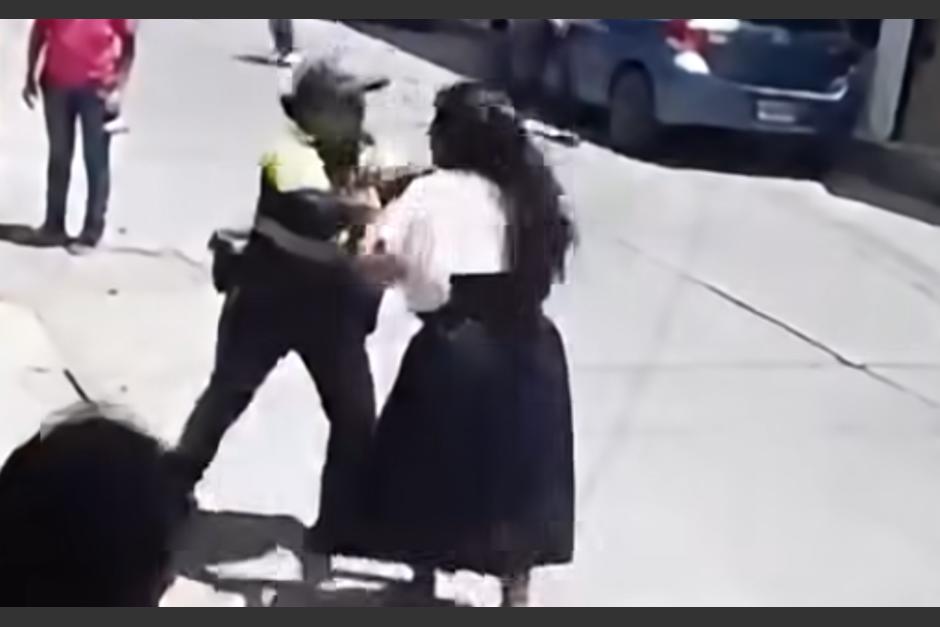 Otro agente de tr&aacute;nsito tuvo que intervenir. (Foto: captura de video)