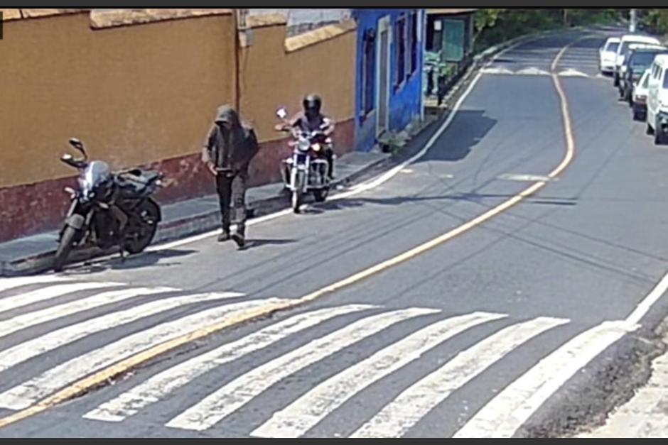 Uno de los hombres se baja de la moto y comete el robo. (Foto: captura de pantalla)