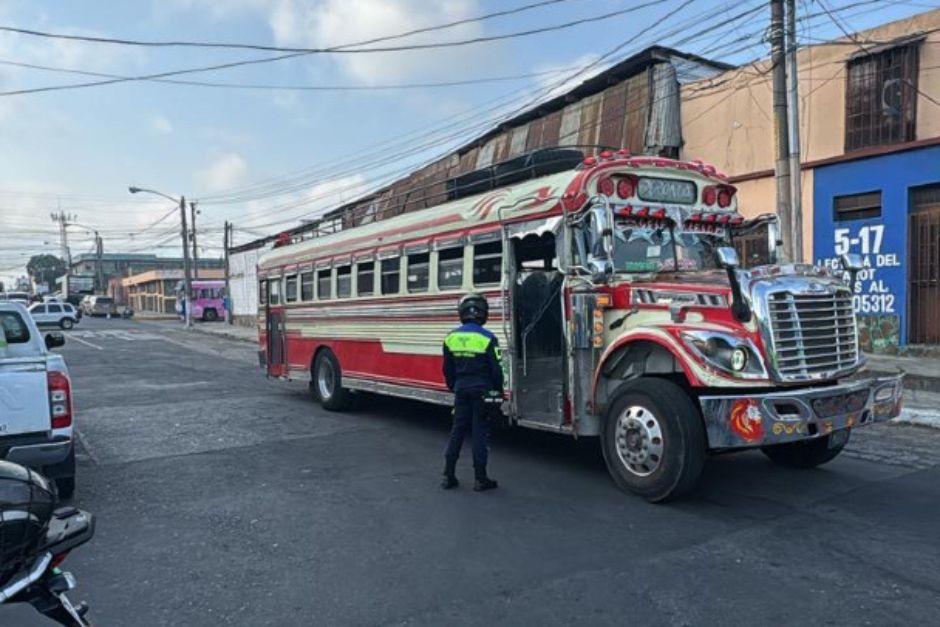 El piloto del bus extraurbano fue multado por las autoridades de tr&aacute;nsito. (Foto: PMT)