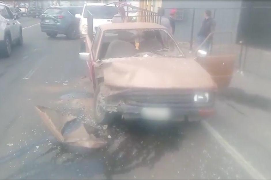 Un picop involucrado ha sufrido serios da&ntilde;os materiales tras el choque. (Foto: Captura de video)