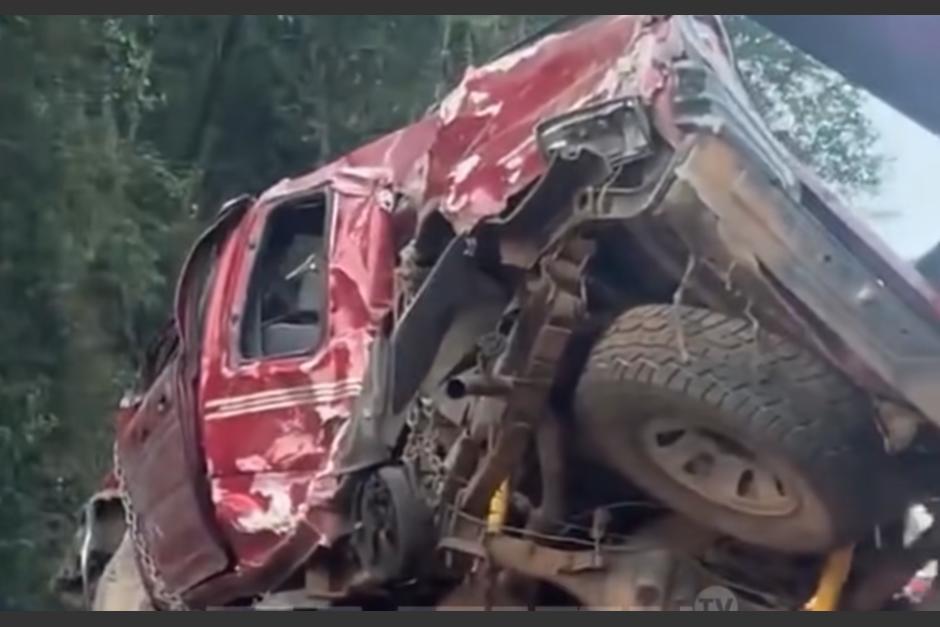 El picop fue embestido por un cami&oacute;n, dej&aacute;ndolo destrozado sobre la v&iacute;a. (Foto: captura de video)