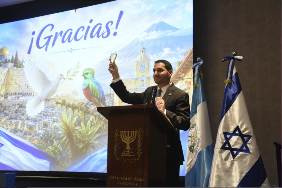 Alon Lavi, embajador de Israel en Guatemala, brinda con los asistentes en la conmemoraci&oacute;n del 78 aniversario de la independencia de dicho Estado. (Foto: &Eacute;dgar Poc&oacute;n/Colaboraci&oacute;n)