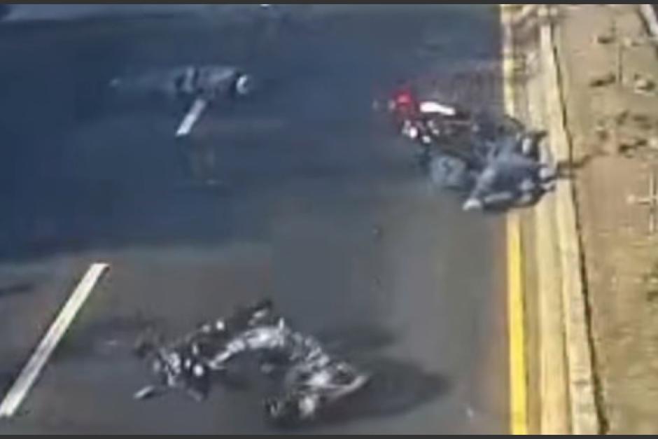 Agentes de tr&aacute;nsito ya coordinan el paso en el lugar. (Foto: captura de video)