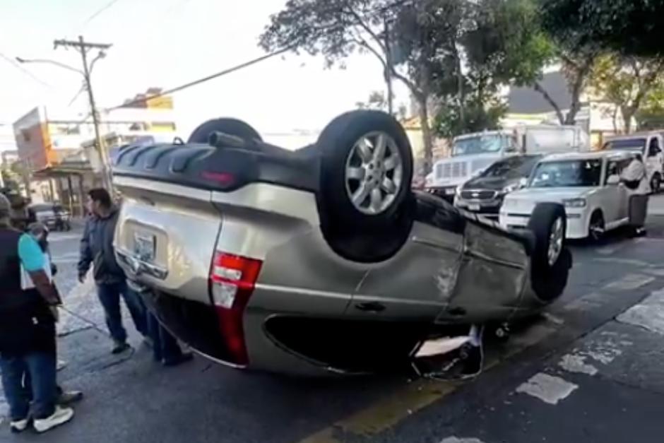 Autoridades de tr&aacute;nsito coordinan para liberar la v&iacute;a. (Foto: Captura de video)