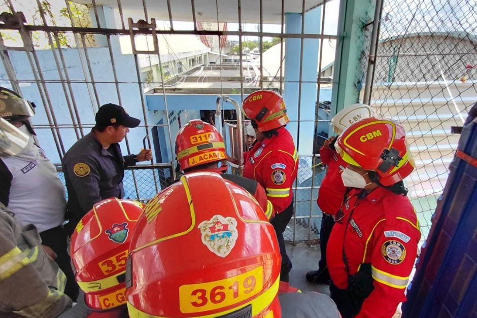 Disturbios se han originado en el interior de la c&aacute;rcel para mujeres Santa Teresa, en zona 18. (Foto: Bomberos Municipales)